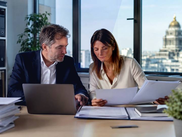 Échange calme autour de documents administratifs